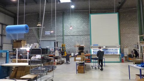 L'organisation avec la préparation des commandes dans le bâtiment (hauteur de 10 mètres). A droite, l'armoire informatisée. L'organisation avec la préparation des commandes dans le bâtiment (hauteur de 10 mètres). A droite, l'armoire informatisée.