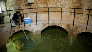 Selon le ministère de la Transition Ecologique, près de 100 captages ferment chaque année à cause des pollutions aux nitrates et produits phytosanitaires. Selon le ministère de la Transition Ecologique, près de 100 captages ferment chaque année à cause des pollutions aux nitrates et produits phytosanitaires.