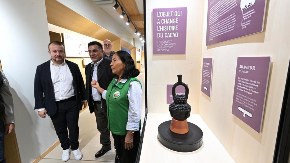 L'ambassade d'Équateur a offert à la chocolaterie de commerce équitable et bio Ethiquable de Fleurance une réplique de céramique cérémonielle datant de 3500 avant JC et qui contenait de l'ADN de cacao retrouvé en 2018.