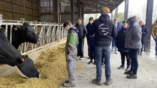 La classe de 5e du collège de Broons a découvert la ferme du lycée agricole de Caulnes. La classe de 5e du collège de Broons a découvert la ferme du lycée agricole de Caulnes.
