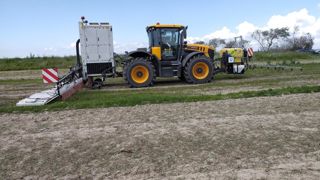 Quatre techniques de travail du sol ont été testées par la Sileban pour lutter contre le souchet, dont un désherbeur électrique. Quatre techniques de travail du sol ont été testées par la Sileban pour lutter contre le souchet, dont un désherbeur électrique.