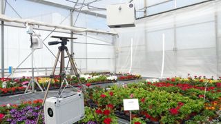 Des boîtiers ventilés, placés à trois hauteurs différentes, permettent de voir l’impact de la stratification de l’air. Dans chacun d'eux la température et l’hygrométrie sont mesurées. Le dispositif est complété par des capteurs situés dans la végétation (microclimat), pour la température des feuilles, l'humidité...