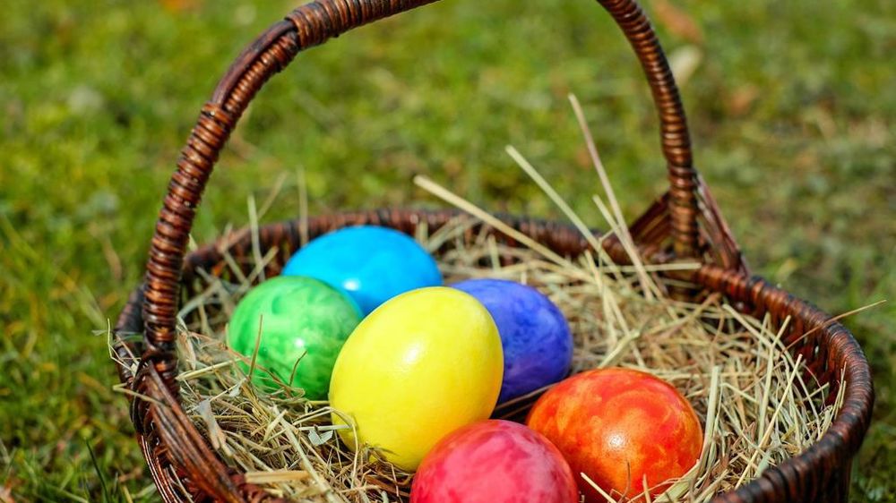 Des QR codes cachés sur des œufs en chocolat permettent l'organisation d'une chasse aux œufs interactive.