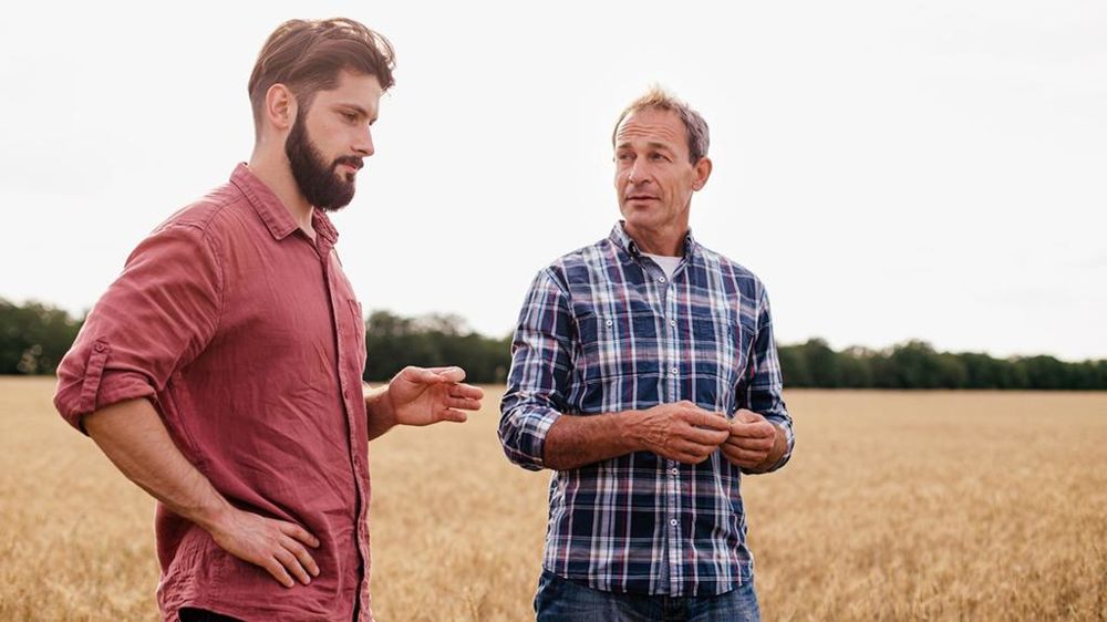 Deux agriculteurs dans un champ de blé