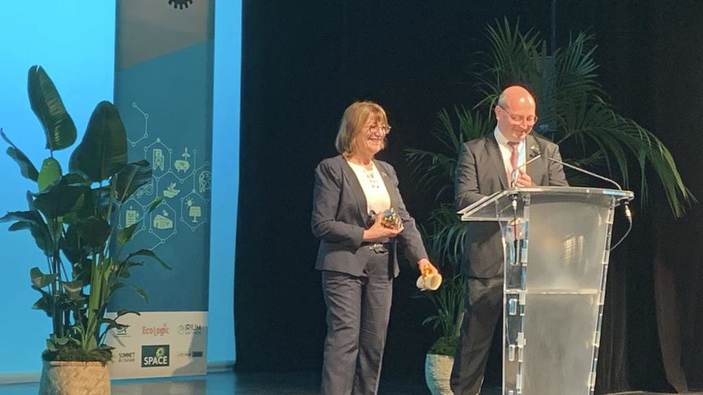 Alexandre Mortier, président du Sedima, a remis à Anne Fradier le Sedimaster.