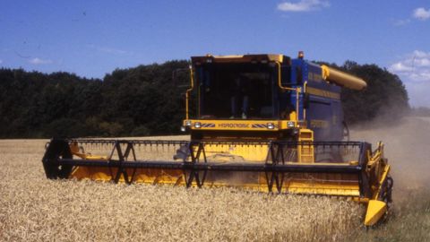 La moissoneuse-batteuse Hydrotronic AC 500, inventée par un entrepreneur français, Thierry Sénéclauze, doit offrir un débit de chantier supérieur à 500 quintaux battus par heure. La moissoneuse-batteuse Hydrotronic AC 500, inventée par un entrepreneur français, Thierry Sénéclauze, doit offrir un débit de chantier supérieur à 500 quintaux battus par heure.