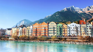 Innsbruck, capitale du Tyrol, est un centre économique et culturel entouré de montagnes dépassant les 2 500 mètres d'altitude. Innsbruck, capitale du Tyrol, est un centre économique et culturel entouré de montagnes dépassant les 2 500 mètres d'altitude.