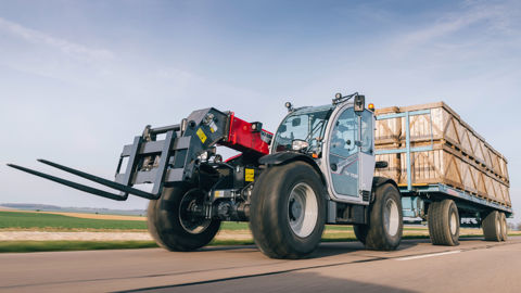 Trois chargeurs télescopiques TH dans le coeur de gamme de Massey Ferguson pourront recevoir en option la variation continue Dyna-CT. Trois chargeurs télescopiques TH dans le coeur de gamme de Massey Ferguson pourront recevoir en option la variation continue Dyna-CT.