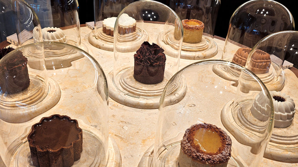 Pleincœur soigne la présentation. Les pâtisseries, par exemple, sont exposées sous des cloches en verre.