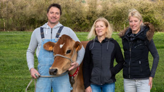 Au centre Pascale Krust, entourée de ses enfants,Hélène, salariée fromagère et Thomas associé. Au centre Pascale Krust, entourée de ses enfants,Hélène, salariée fromagère et Thomas associé.