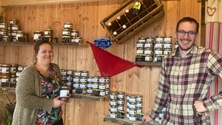 Thomas et Elodie Gras ont ouvert un magasin sur la ferme du Graillou pour vendre leurs produits transformés à base de vaches aubrac et de porcs. Thomas et Elodie Gras ont ouvert un magasin sur la ferme du Graillou pour vendre leurs produits transformés à base de vaches aubrac et de porcs.