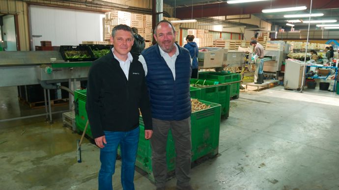 Jean-François Monod, administrateur de la coopérative et président de l'OP légumes, et Christophe Bernigaud, directeur d'Arterris légumes, dans la station légumière de Bram (Aude), mardi 29 avril.