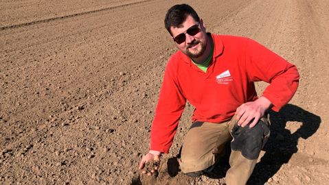 Benoît Vaillant jeune agriculteur à Cambrai dans une parcelle travaillée avant les semis de soja