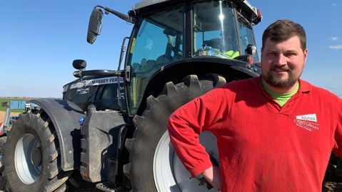 Benoît Vaillant jeune agriculteur à Cambrai devant un tracteur