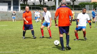 Le walking football, ou « football en marchant », est un sport pour tous qui gagne du terrain en France. Le walking football, ou « football en marchant », est un sport pour tous qui gagne du terrain en France.