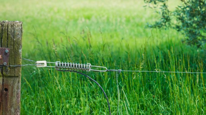 Avoir un bon électrificateur est utile, encore faut-il que la clôture soit bien posée !