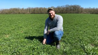 Paul Tallotte, le 2 avril dans une prairie RGA/TB semée sous couvert de méteil le 30 septembre 2023 et fauchée à deux reprises en 2024. « La conduite de la prairie est technique et demande plus de travail. Il faut s'avoir se tenir prêt à multiplier les fauches pour aller chercher la qualité. » Paul Tallotte, le 2 avril dans une prairie RGA/TB semée sous couvert de méteil le 30 septembre 2023 et fauchée à deux reprises en 2024. « La conduite de la prairie est technique et demande plus de travail. Il faut s'avoir se tenir prêt à multiplier les fauches pour aller chercher la qualité. »
