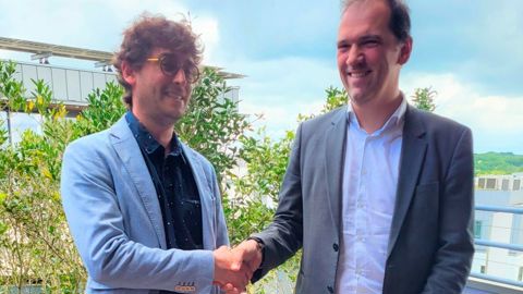 De gauche à droite : Clément Aubry Tardif, directeur de la branche
d’activité robotique de Sitia et Julien Waechter, vice-président R&D de Manitou Group De gauche à droite : Clément Aubry Tardif, directeur de la branche
d’activité robotique de Sitia et Julien Waechter, vice-président R&D de Manitou Group
