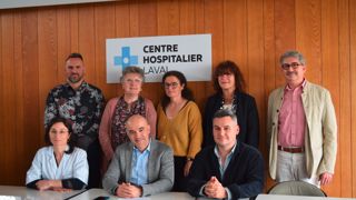 En place depuis novembre 2024, AgriCare 53 a officiellement été lancé à Laval le 7 mai. De g. à dte et de bas en haut : Benoît Faucon et Nelly Loupy (CDA 53), Delphine Dubois (conseillère CRA PL), Annick Poulard (présidente MSA 53), Dr Fuzeau (MSA 53), Dr Pouteau (CH Laval), Sébastien Tréguenard (CH Laval) et le Dr Champagne (CH Laval).