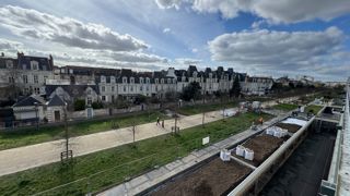 Toiture végétalisée en cours de réalisation à Angers par NGE Paysages.