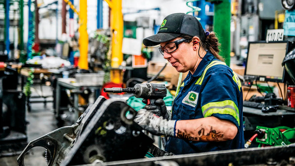 Les usines américaine de reconditionnement de John Deere interviennent sur des composants tels que des moteurs, des transmissions, des boitiers électroniques...