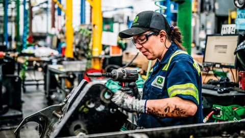 Les usines américaine de reconditionnement de John Deere interviennent sur des composants tels que des moteurs, des transmissions, des boitiers électroniques... Les usines américaine de reconditionnement de John Deere interviennent sur des composants tels que des moteurs, des transmissions, des boitiers électroniques...