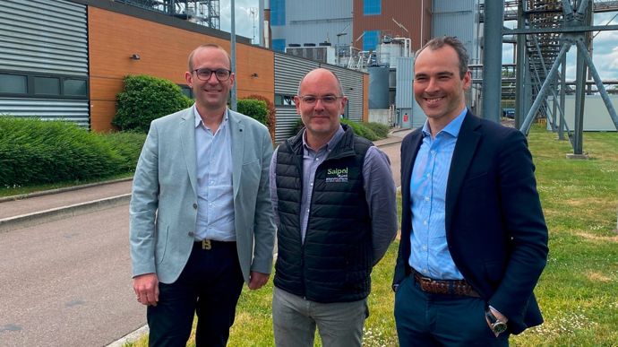 Devant l'usine Saipol du Mériot (Aube), mardi 13 mai, Mathieu Tschupp, président du groupe TCP, Jérôme Landréat, directeur de l'usine, et Bastien Le Bouhellec, directeur général d'Oleo100 depuis janvier 2025.
