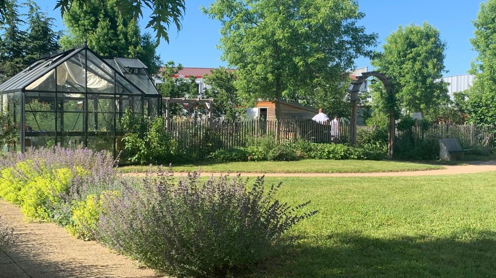 Le jardin des Mélisses, au centre hospitalier de Saint-Étienne (42), a fait partie des sites visités pour le tour de France de Romane des jardins thérapeutiques en 2021.