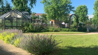 Le jardin des Mélisses, au centre hospitalier de Saint-Étienne (42), a fait partie des sites visités pour le tour de France de Romane des jardins thérapeutiques en 2021. Le jardin des Mélisses, au centre hospitalier de Saint-Étienne (42), a fait partie des sites visités pour le tour de France de Romane des jardins thérapeutiques en 2021.