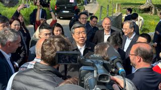 Le vice-premier ministre chinois, en charge de l’Économie, en visite dans une exploitation agricole française le 13 mai 2025. Le vice-premier ministre chinois, en charge de l’Économie, en visite dans une exploitation agricole française le 13 mai 2025.