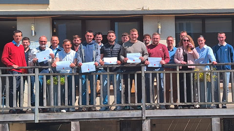 Les 14 TC de la sixième promotion des Escaliers de compétences ont été diplômés, mercredi 14 mai, avec à gauche Jean Crosnier, animateur Ouest chez Impaact.