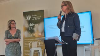 Alexandra Bonnet (à gauche), directrice de l'ENSP, veut que l'Ecole supérieure du jardin contribue au rayonnement de la profession. Cette école est soutenue par la fondation Diptyque, avec sa présidente Laurence Semichon (à droite).