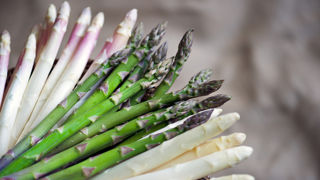 Découvrez une recette de sauce crémeuse rapide à préparer pour accompagner vos asperges vertes ou blanches. Découvrez une recette de sauce crémeuse rapide à préparer pour accompagner vos asperges vertes ou blanches.