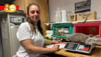 Clémence Rivoire dans le laboratoire d’Agribio 04 à Forcalquier où elle occupe le poste conseillère régionale en grandes cultures biologique depuis 2022.