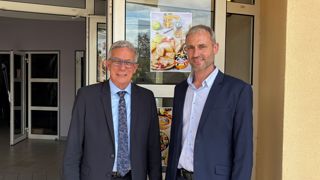 Après 36 ans à la tête de l'Ermitage, Daniel Gremillet (à gauche), transmet le flambeau à Rémy Benoît. " Nous voulons profiter de notre situation géographique pour rester un acteur fromager à l'export, tout en gardant notre place sur le marché français." Après 36 ans à la tête de l'Ermitage, Daniel Gremillet (à gauche), transmet le flambeau à Rémy Benoît. " Nous voulons profiter de notre situation géographique pour rester un acteur fromager à l'export, tout en gardant notre place sur le marché français."