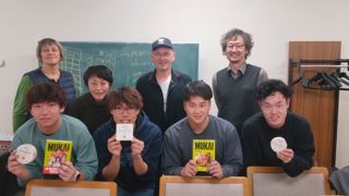 Les étudiants japonais ont apprécié les échanges avec Denis Jehannin (au centre), mais aussi les fromages normands qu'il leur a offerts. Les étudiants japonais ont apprécié les échanges avec Denis Jehannin (au centre), mais aussi les fromages normands qu'il leur a offerts.