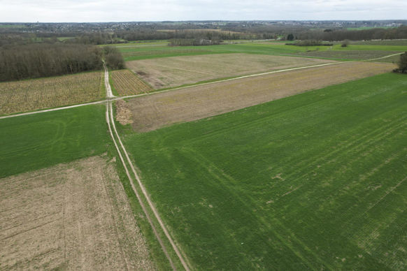 Un riverain ne peut pas limiter l'usage d'un chemin d'exploitation aux autres propriétaires riverains.
