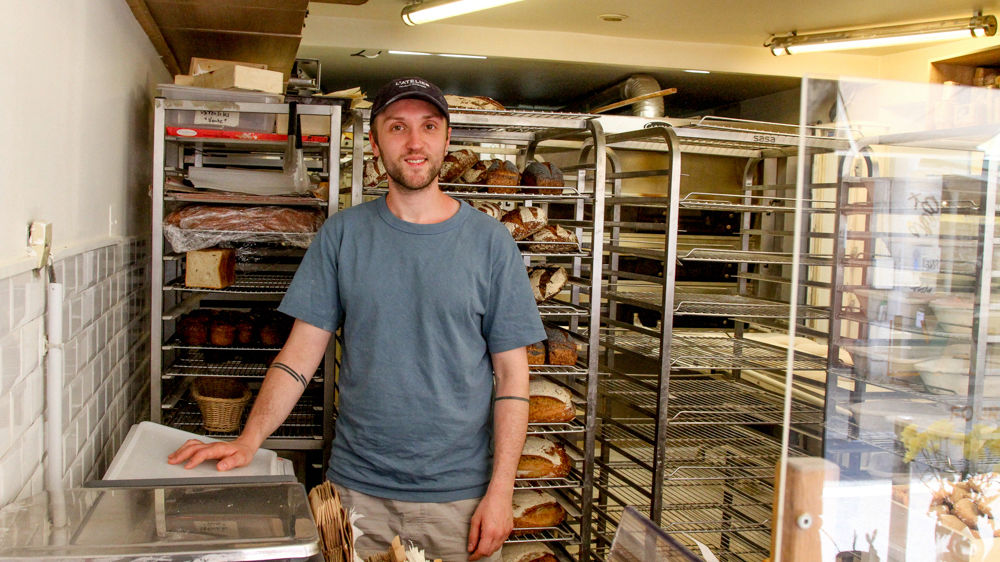 Swan Millaire, responsable de l’Atelier fournil éphémère de Montreuil, en Seine-Saint-Denis.