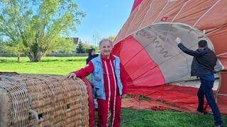 Vigneron à la retraite, Guy Cinquin profite de sa passion pour le vol en montgolfière. Vigneron à la retraite, Guy Cinquin profite de sa passion pour le vol en montgolfière.