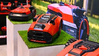 Au centre, le robot Einhell Freelexo Cam Plus 600