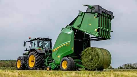 Pour les conditions collantes et humides, la presse V452M et V462M est équipées de courroies sans fin rugueuses afin de mieux guider le filet. Pour les conditions collantes et humides, la presse V452M et V462M est équipées de courroies sans fin rugueuses afin de mieux guider le filet.