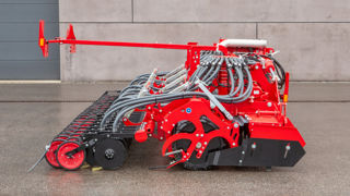 Les Versa 4 et 6 SL sont des semoirs repliables combinés à la herse rotative Kredo. Les Versa 4 et 6 SL sont des semoirs repliables combinés à la herse rotative Kredo.