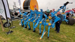 Actisol intègre un repliage hydraulique sur son décompacteur Actimixt.