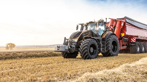 Moteur 8,4 L AGCO Power, 276 à 425 ch, transmission CVT… La Série S de Valtra pousse encore plus loin les performances. Moteur 8,4 L AGCO Power, 276 à 425 ch, transmission CVT… La Série S de Valtra pousse encore plus loin les performances.