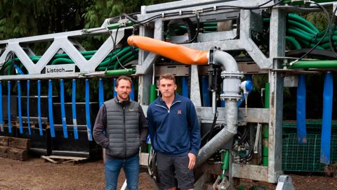 Simon et Arthur Lequeux épandent leur digestat sans tonnes.