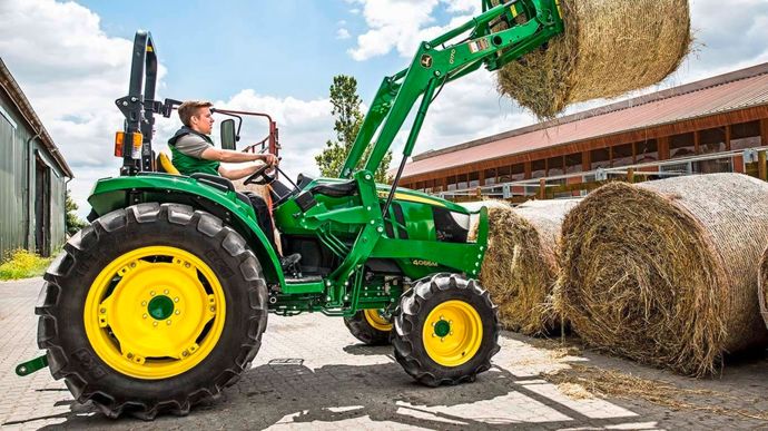 Les opérations de levage, notamment la manipulation de balles, avec des tracteurs sans sécurité adéquate sont concernées.