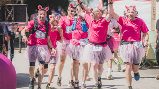 Organisée par le CRP de Bretagne, la première édition de la Pig & Run a rassemblé 500 coureurs sur une boucle de 24 km traversant la ria d'Etel dans le Morbihan. Organisée par le CRP de Bretagne, la première édition de la Pig & Run a rassemblé 500 coureurs sur une boucle de 24 km traversant la ria d'Etel dans le Morbihan.