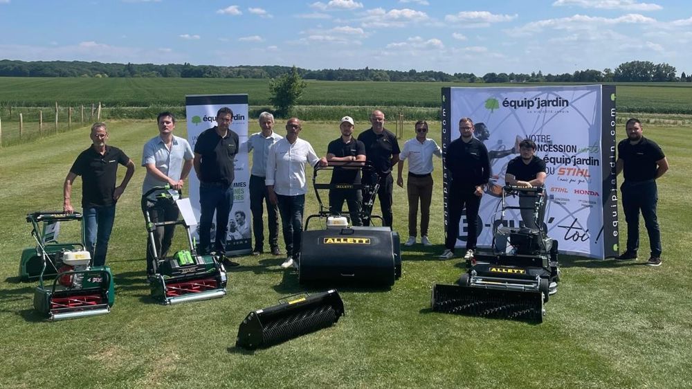 Les tondeuses anglaises Allett arrivent chez Equip'jardin, les vendeurs viennent d'être formés par le constructeur.