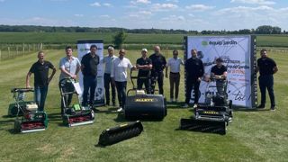 Les tondeuses anglaises Allett arrivent chez Equip'jardin, les vendeurs viennent d'être formés par le constructeur.