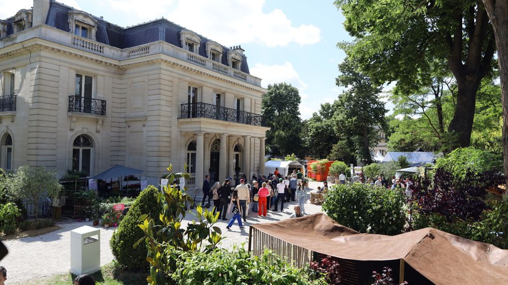 Une belle ambiance autour de la Villa Windsor, à Paris.